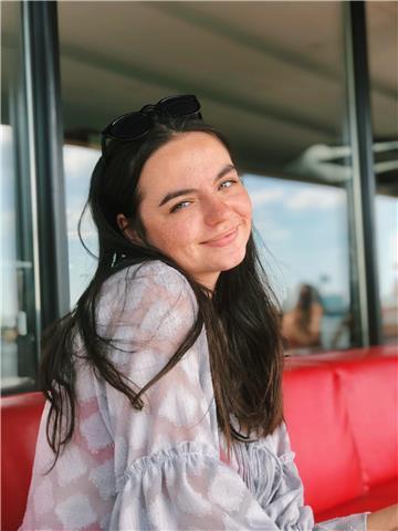 étudiante en commerce appréciant la littérature, je suis disponible pour aider des élèves jusqu’à la première :) 
Je peux également aider en anglais ayant passé le diplôme ielts