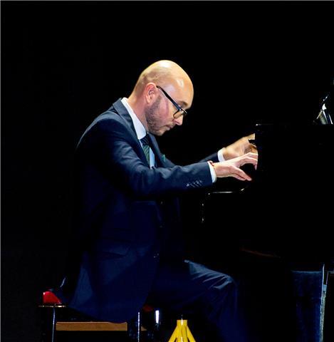 Profesor titulado de piano, estimulacion musical, armonia, lenguaje musical