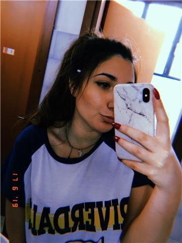 Ragazza per aiuto compiti/ripetizioni
