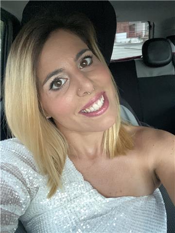Laureata in conservatorio impartisce lezioni di pianoforte e teoria musicale per adulti e bambini