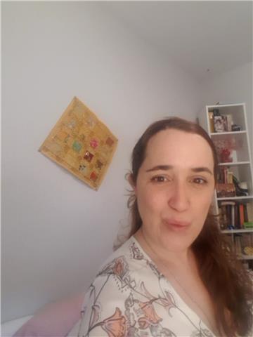 Me presento como alguien a quien le encanta la posibilidad de poder ayudarte a entender,aprobar (e incluso puede que hasta te lleguen a gustar),las asignaturas de historia,geografia y lengua