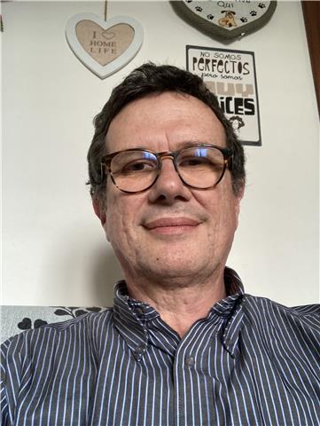 Laureato in Scienze Biologiche (laurea magistrale ) impartisce lezioni di Chimica, biologia e scienze a studenti di scuola media secondaria e superiore