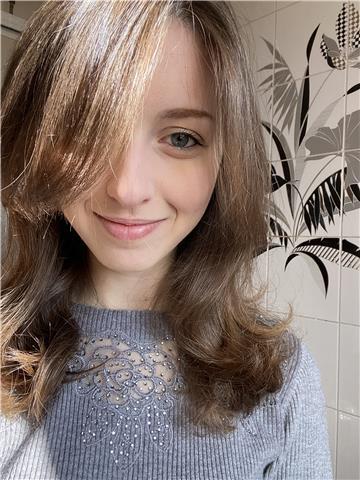 Ciao! Io sono Giulia, frequento la facoltà di architettura e amo trasmettere tutto ciò che l’arte può offrire. Mi piace vedere i bambini sorridere e , se vorrai, potrò darti una mano in altre materie ! Ho conseguito la maturità classica e posso insegnarti