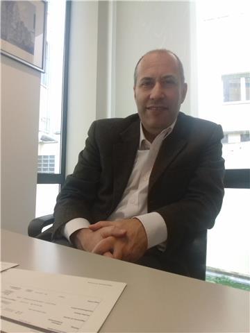 Laureato in scienze economiche e bancarie e dipendente di banca da 30 anni impartisce lezioni per studenti superiori di:
- economia politica 
- diritto costituzionale
- ragioneria