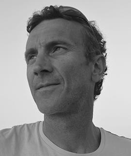 Profesor da clases de tenis a niños y adultos. correccion técnica de manera divertida en donostia / san sebastián