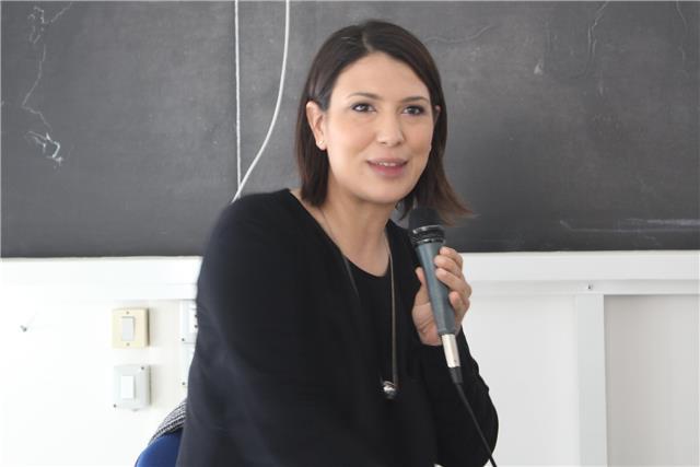 Dottoranda di ricerca in Relazioni Internazionali impartisce ripetizioni di inglese per studenti di scuole medie e superiori