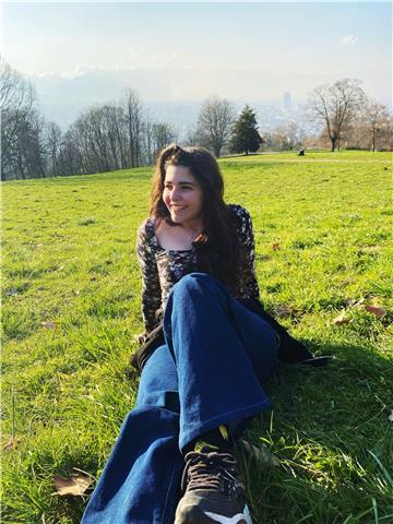 Ciao, sono Chiara, ho 19 anni e sono una studentessa universitaria. Ho un diploma di liceo scientifico e un certificato di livello B2 di inglese, inoltre ho intrapreso viaggi di diverse settimane in Inghilterra, Stati Uniti, Scozia per affinare il mio liv