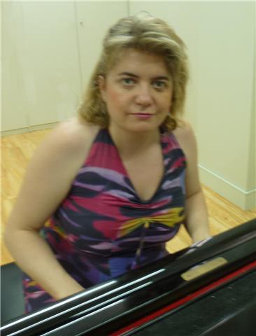 Profesora superior de piano y maestra de educación musical da clases de piano, lenguaje musical e iniciación musical