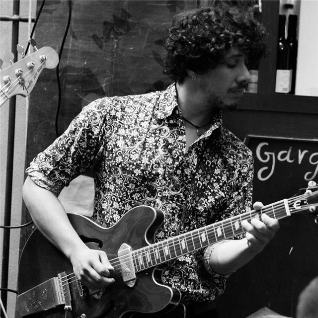 Laureato in scienze ambientali, laureando al conservatorio di genova