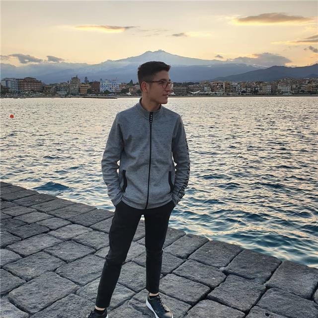 Sono uno studente che cerca di guadagnsts qualocsa con passione. speigo in base al livello del ragazzo/a