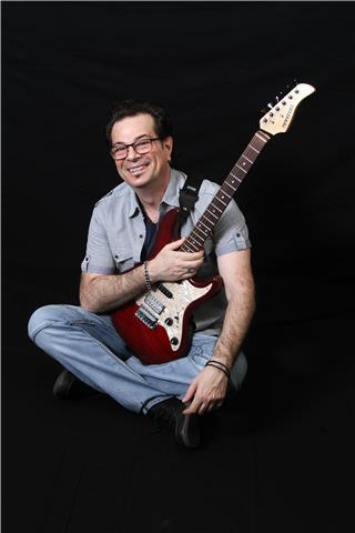 Italian/American citizen is available for online lessons