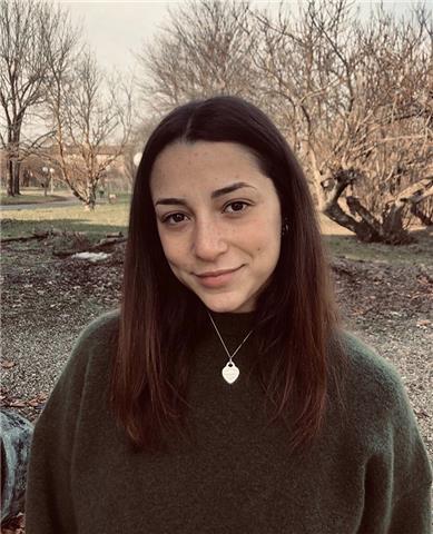 Ragazza diplomata al liceo scientifico e studentessa all’università di medicina e chirurgia a parma