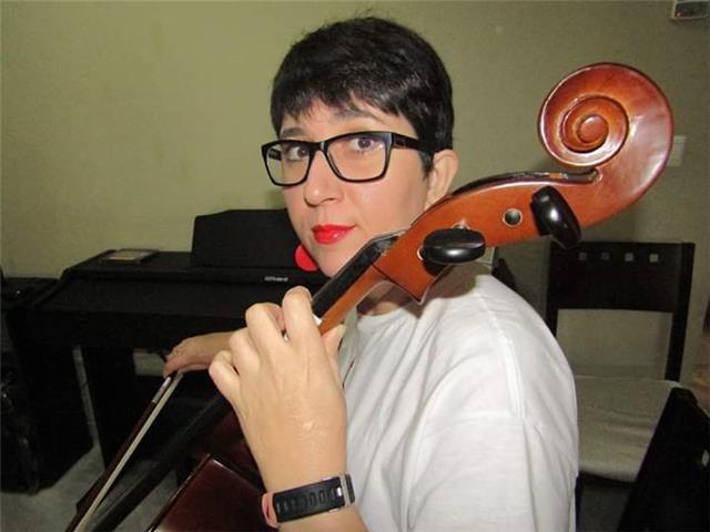 Soy graduada en empresariales y turismo. Hablo inglés , conocimiento de alemán a2 y estudio violonchelo en El conservatorio elemental de música, curso 2°, tengo conocimiento suficientes de toda la música de colegio e instituto
