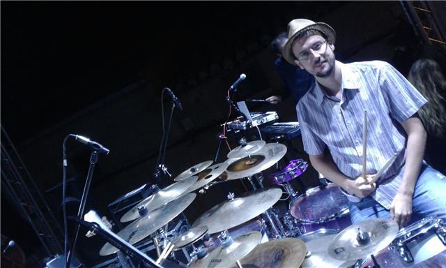 Doy clases de música, especialmete de bateria y percusión