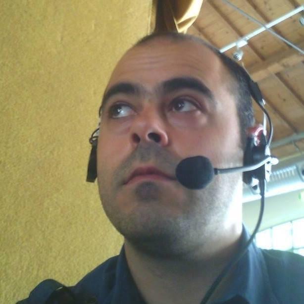 Insegnante con esperienza pluriennale imparte lezioni di inglese, spagnolo e francese a singoli e piccoli gruppi con un metodo estremamente efficace e volto alla capacità di comunicazione reale e in situazioni concrete, piuttosto che sulle nozioni teorich