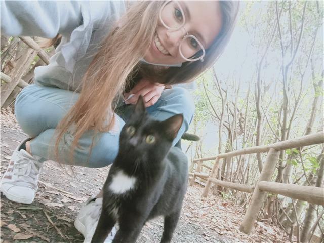 Sono una ragazza che ha studiato lingue ed ha vissuto ³ mesi nella città di Sevilla