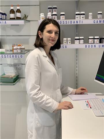 Studentessa all’ultimo anno di Chimica e Tecnologie Farmaceutiche impartisce lezioni a studenti di scuole Medie e Superiori e studenti universitari di scienze, chimica, chimica inorganica e organica, biochimica e lezioni in preparazione ai test di ingress
