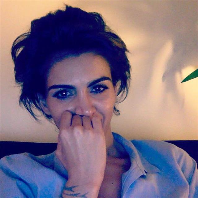 Artiste parisienne enseigne le Français