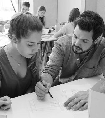 Professeur particulier depuis 2 ans j'enseigne les maths, l'économie et la philosophie à des étudiants au lycée. J'ai fait une classe préparatoire aux grandes écoles