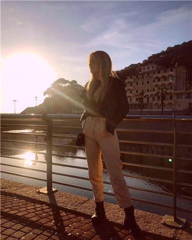 Studentessa liceo linguistico (quinto anno)