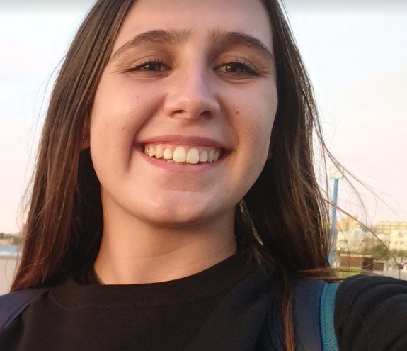 Estudiante de Estudios Ingleses da clases a niños de Primaria