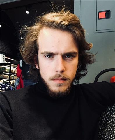 Soy un profesor polivalente, a parte de matemáticas o inglés, puedo ayudarte a organizar tu calendario o a poner en práctica nuevos medios de estudio. actualmente estudio periodismo en la universidad y ya hace dos años que superé las pau