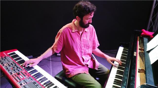 Pianista con 20 años de experiencia en los escenarios ofrece Clases de piano clasico, piano moderno y lenguaje musical Online