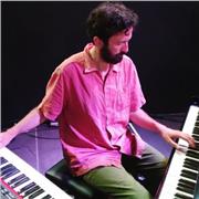 Pianista con 20 años de experiencia en los escenarios ofrece Clases de piano clasico, piano moderno y lenguaje musical Online