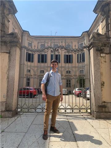 Studente di Giurisprudenza diplomato con pieno voti presso il liceo economico sociale offre ripetizioni di diritto, economia, scienze umane e storia