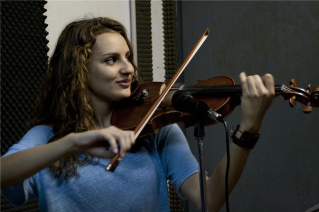 Violín (catalán/español) + en inglés, portugués (y alemán)