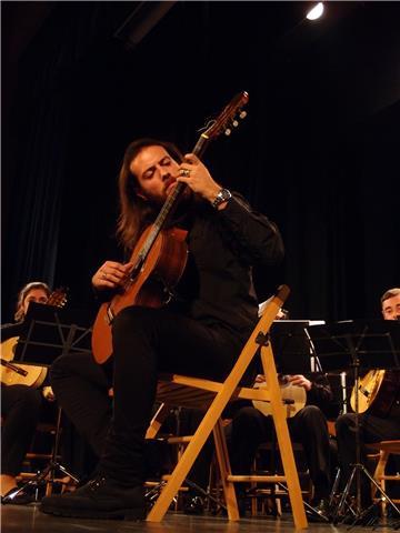 Graduado en conservatorio superior y músico de sesión, doy clases de guitarra (española, acústica o eléctrica) bajo, ukelele, y teoría musical en Santander (zona de Peñacastillo) para todos los niveles