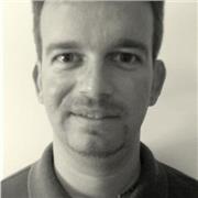 SE DAN CLASES DE GUITARRA E INICIACIÓN MUSICAL