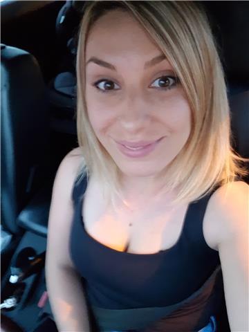 Doy clases particulares de matemáticas para eso y bachiller y refuerzo de todas las materias para primaria. soy una chica del grado en ade