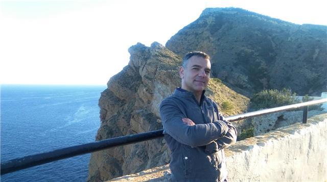 Laurea in scienze politiche e specializzazione in comunicazione d'impresa