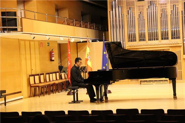 Profesor titulado superior y Máster en interpretación musical imparte clases de piano en Madrid