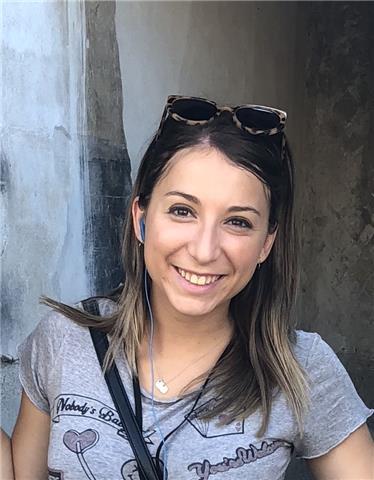 Insegnante di scuola primaria offre aiuto nei compiti per bambini e ragazzi