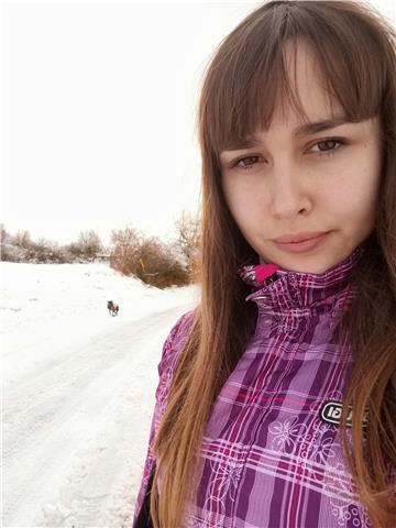 Ragazza impartisce lezioni di storia dell'arte