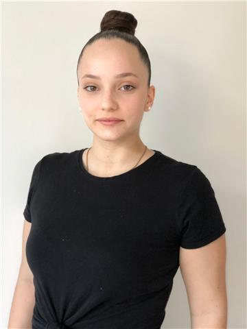 Profesora de economia y otras materias, como geografia, matemáticas o idiomas. estudiante actualmente