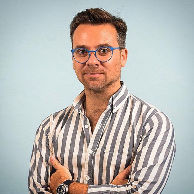 Diseñador Gráfico de la Universidad de Buenos Aires, con más de 20 años desempeñándome en el campo del diseño y la dirección artística para empresas de alta exigencia en branding y retail. Con formación en la docencia, la indumentaria y el textil