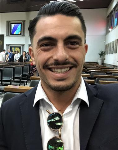 Ragazzo dinamico, parlo inglese e spagnolo. Disponibile anche per matematica e fisica.. sono dinamico e sempre felice di poter insegnare ed aiutare ad apprendere il prossimo