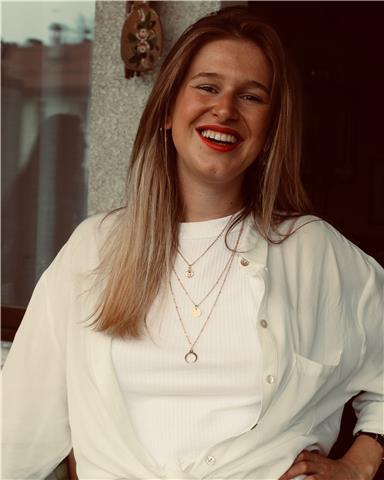 Ragazza laureata in lingua russa e inglese 
Abito in Centro Cadore e aiuto sempre mia nipote di 13 anni nello svolgimento dei compiti, specialmente in lingua Inglese, spiegandole le le regole grammaticali e aiutandola nella pronuncia durante la lettura de