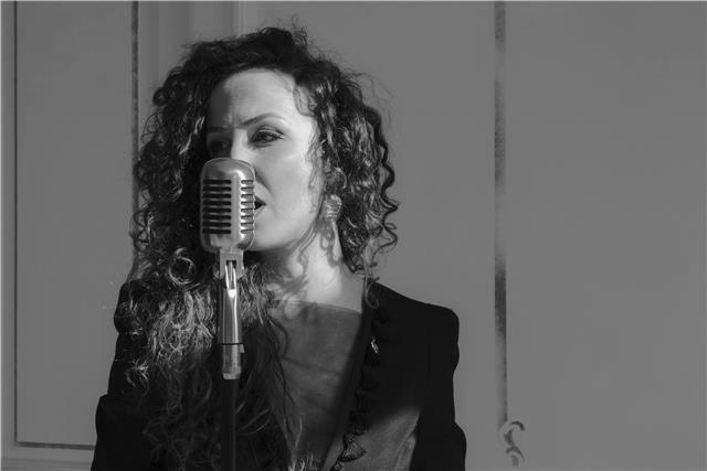 Cantante di esperienza nel mondo dello spettacolo, impartisce lezioni di canto jazz, canto moderno, interpretazione, tecnica e improvvisazione