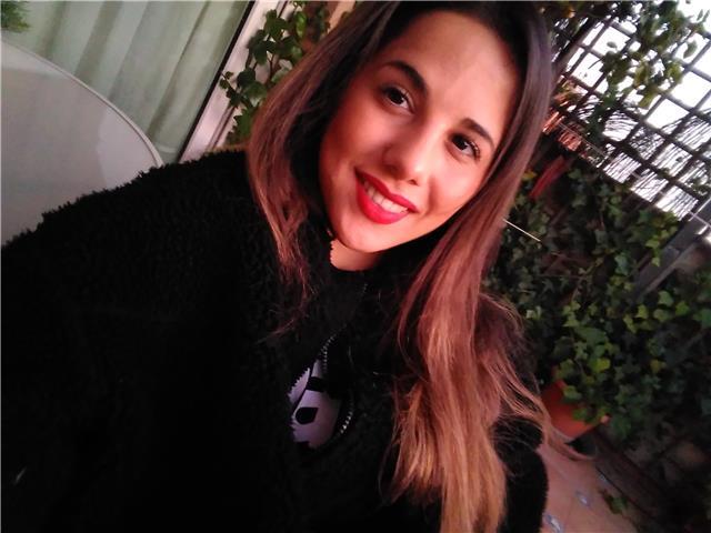Profesora de inglés imparte clases a niños de todas las edades