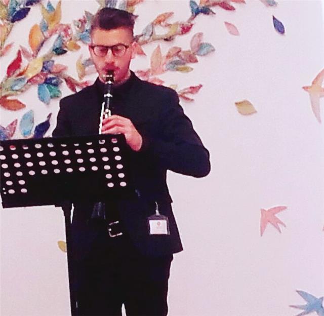 Laureato al Conservatorio con il massimo dei voti offre lezioni di Teoria della musica, Solfeggio e Clarinetto