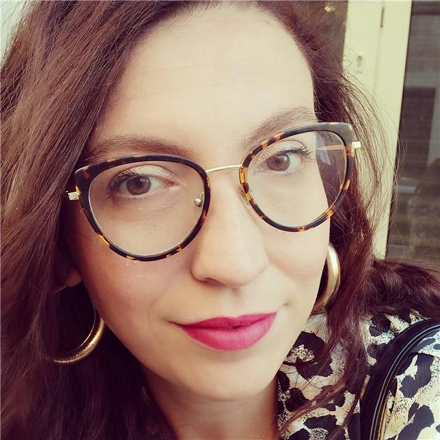 Directrice adjointe d'une école post-bac, j'ai envie d'en revenir au fondamentaux et enseigner à nouveau.
Je suis donc disponible en ligne, pour vous aider en français vous ou vos enfants