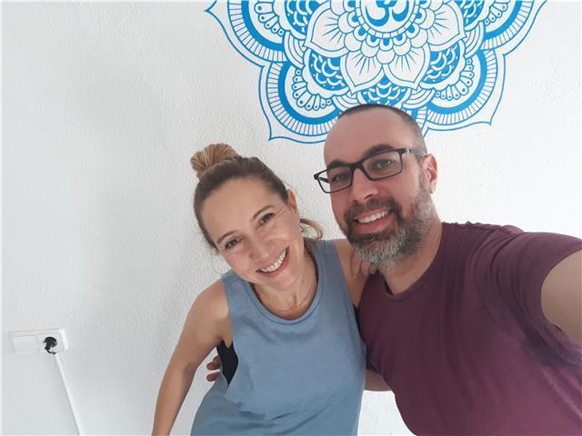 Profesor de hatha yoga. clases para todas las edades