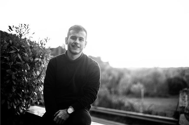 Profesor de apoyo escolar para niños o adolescentes cursando estudios previos universitarios