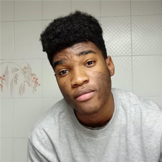 Estudiante de bachillerato con ingles avanzado, sociable y paciente