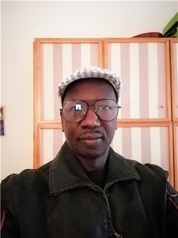 Enseigne le français dans un établissement privé à Dakar