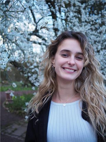 Ofrezco clases online tanto de biología como de ingles para niños españoles, así como clases de español para internacionales. considero que mi forma de explicar es muy amena, se me da bien hacer paralelismos y hacer que se entiendan las ideas más importan